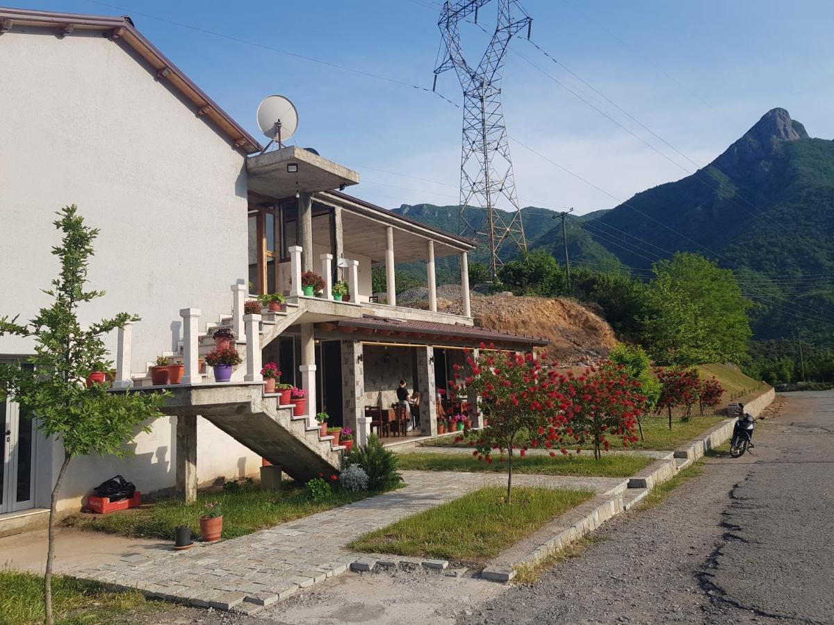 Lugina E Komanit Exteriör bild