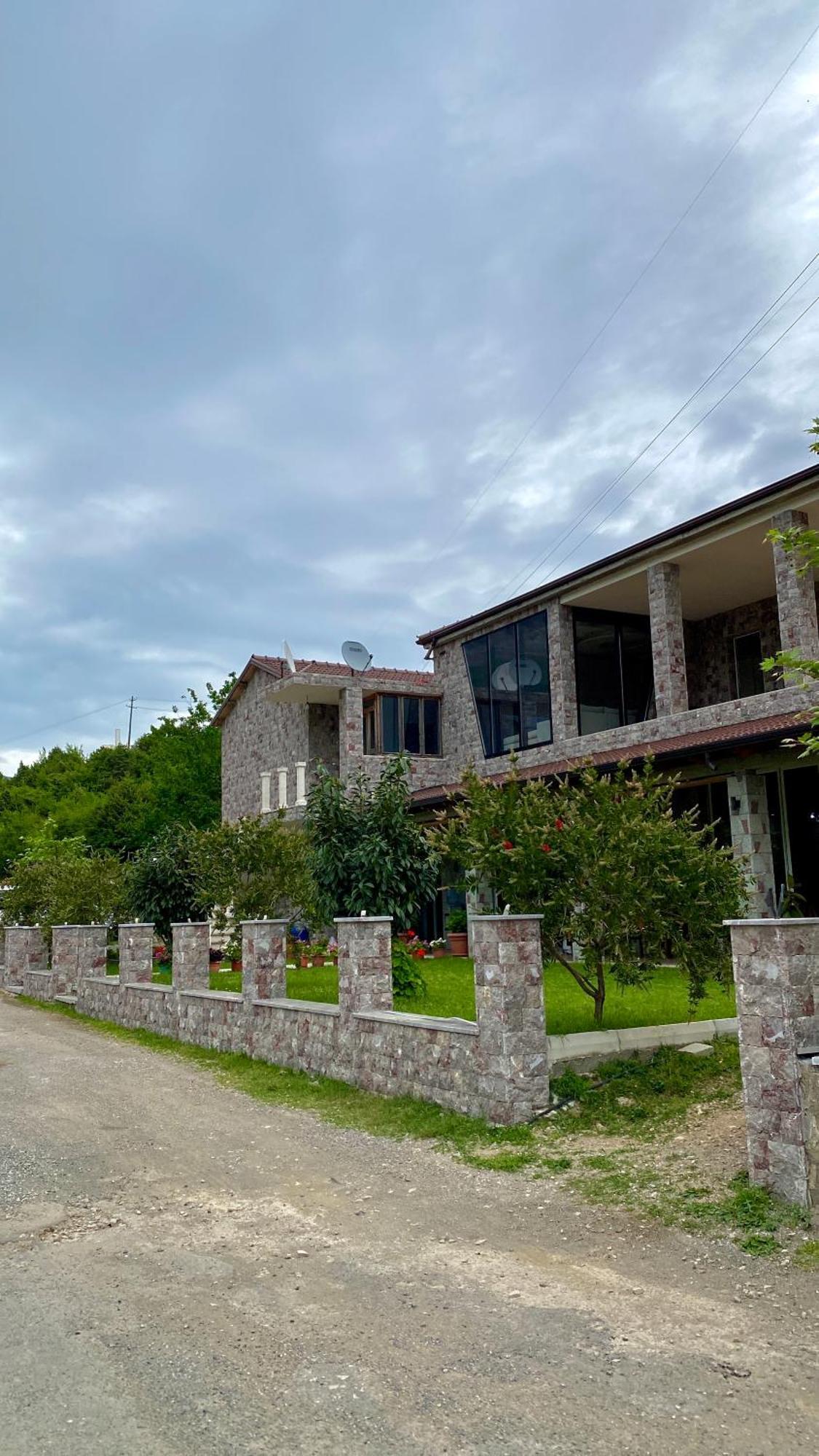 Lugina E Komanit Exteriör bild